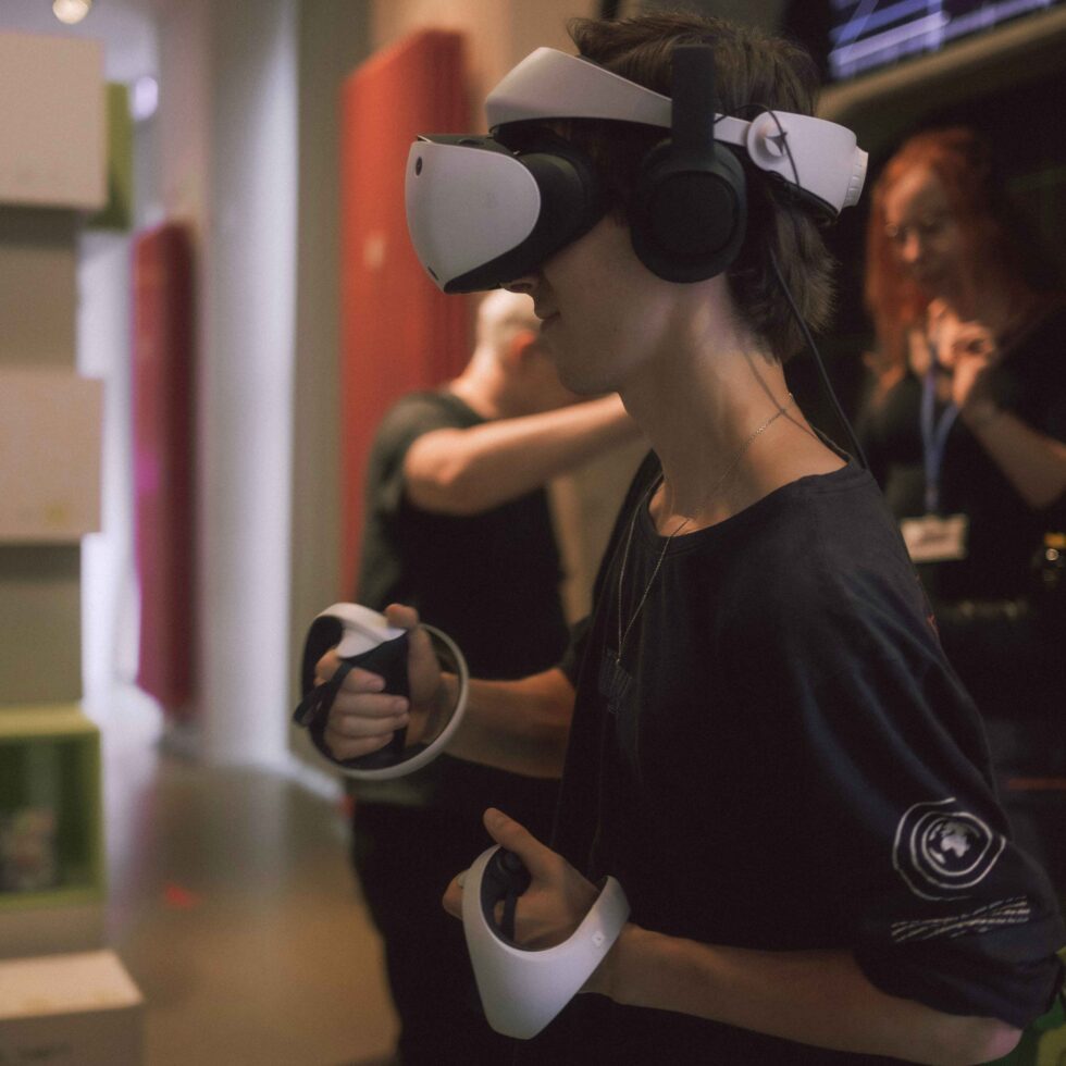 MetStudios student wearing VS headset